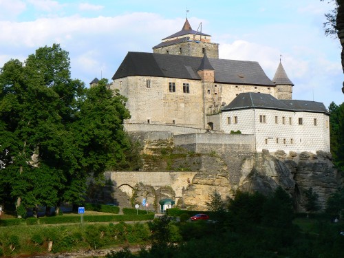 Velk v v pozad, ped n erven v, elmbersk a Vartembersk palc, pod nimi renesann Bibertejnsk palc na Kosti