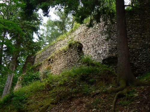 zachovan hradba a parknov ze, to jen mal st hradu Pertejna