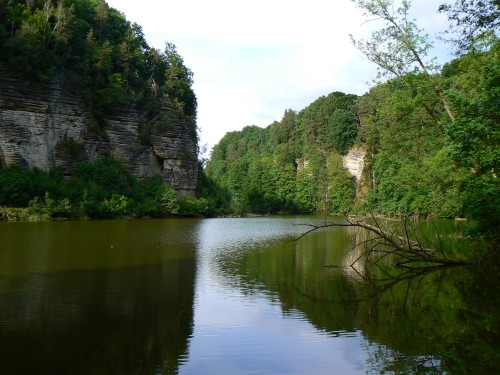 Pohled z hrze ke skalm v Plaknku