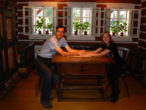 Vlaka a Tom u historickho stolu