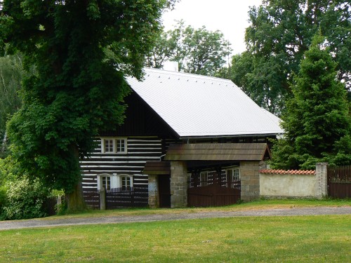 Jeden ze starodvnch dom ve Vesci