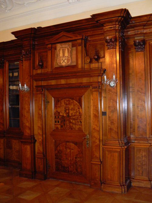 Intarzovan dvee v Mal zasedac mstnosti