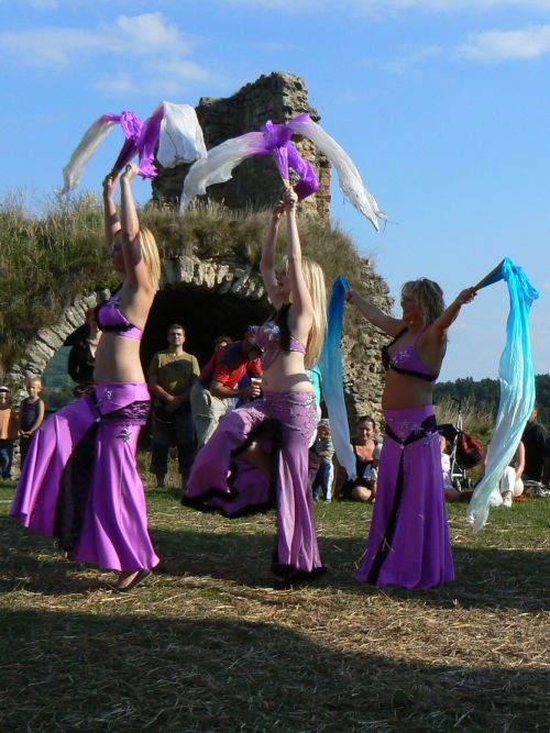 Tanenice se vln, zvoje vlaj a sukniky ust