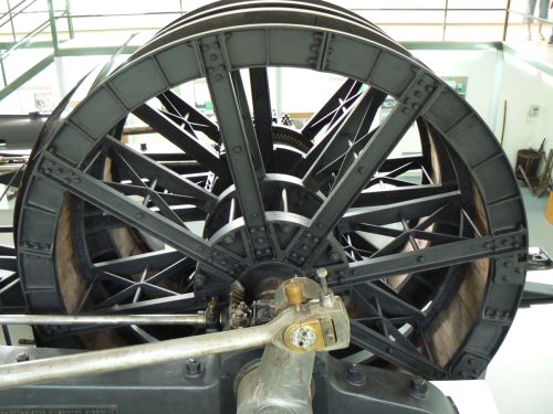 Kolo obrovskho dlnho stroje v Hornickm muzeu v Hornm Slavkov