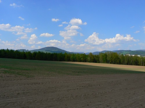 Pole a zbytky snhu na Kotli