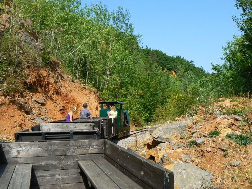 Z poslednho vagnku v hornickm skanzenu Solvayovy lomy je nejlpe vidt na mainku i na koleje