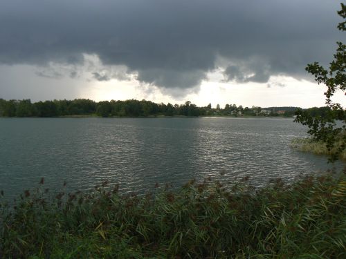 Zvlnn rkos ped bou na jezee u hradu Trakai v Litv