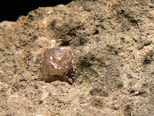 Surov diamant v kameni