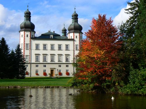 Zmek Vrchlab pes rybnek