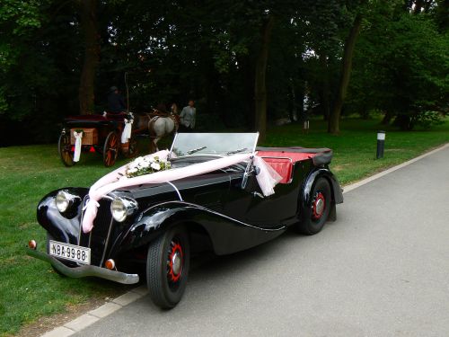 Svatebn auto a kor s dvojspem