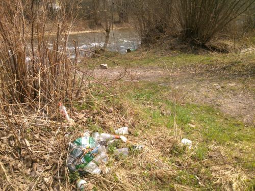 Kupa plastovch lahv a kelmk u Labe