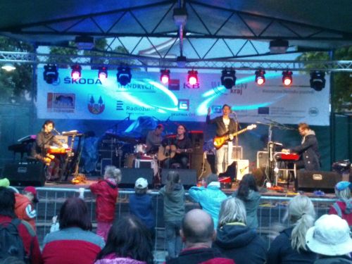 Lenka Dusilov se svou skupinou