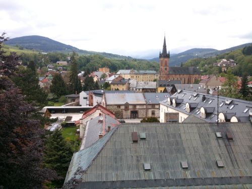 Vhled z ploiny u ve na ednick budovy, kostel a al