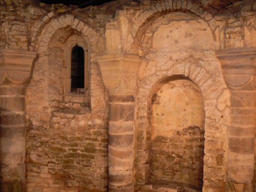 Románské kněžiště v podzemí Břevnova