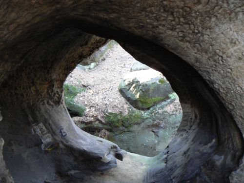 ڞasn skla s otvory, votinami a nejrznjmi npisy nad Malou Sklou.