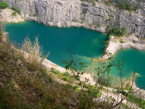 Splnn sen o lomu s modrm jezerem na dn