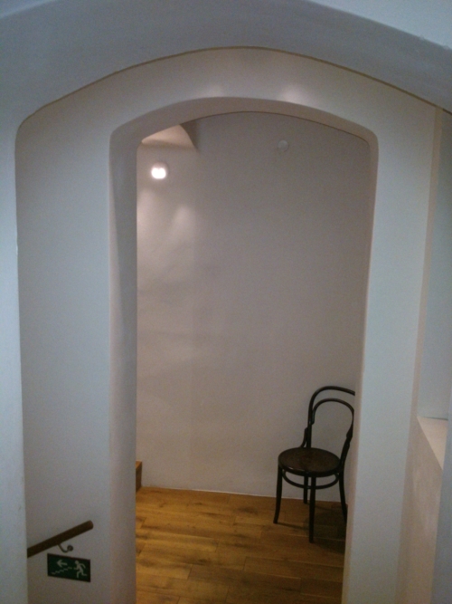 V chodbch Pensionu 14