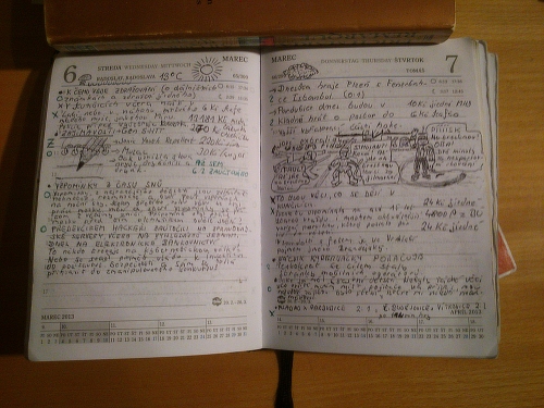 Faul! A jde na trestnou lavici! Kec! A jde na trestnou lavici za filmovn! Psk! Na trestnou! OBA! Za nesportovn chovn!