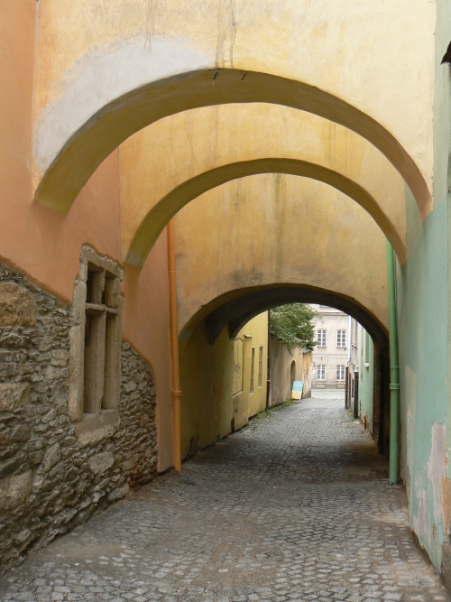 Prastar ulika s prampouchy na domalickm nmst