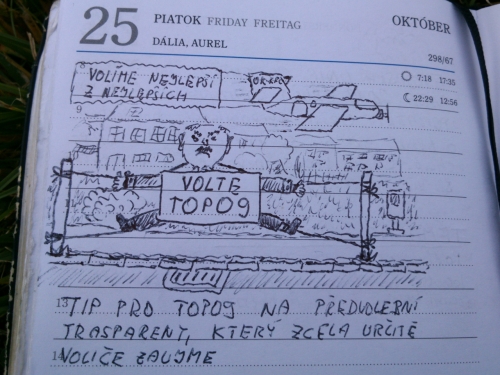 Pan Schwarzenberg jako volebn plakt uvzan za ruce a nohy ke dvma sloupkm. Moc se mu to nelb. Dobe vm tak, jen si tam bute.