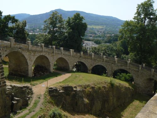 Kamenný most na děčínský zámek