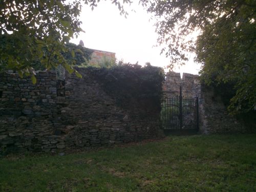 Parkánová zeď a za ní v pozadí hlavní hradební zeď s dochovanými stínkami se střílnami