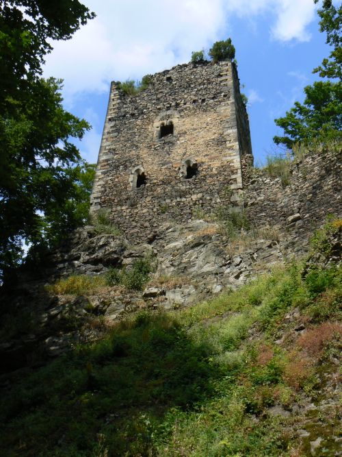 gotická obytná věž hradu Oseku