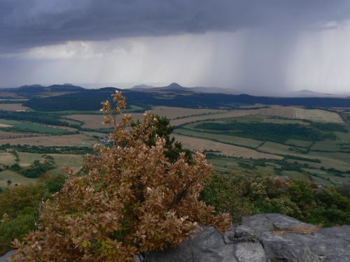 Výhled z Bořně na Ranou, Milou a další vrchy jižní části Českého Středohoří