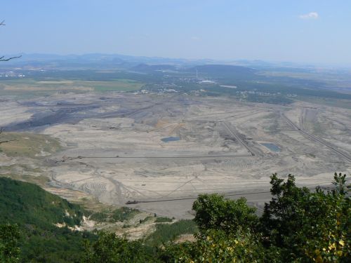 Obrovský hnědouhelný povrchový důl pod zámkem Jezeří