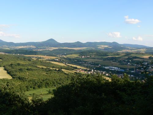 Výhled z Doubravské hory na České Středohoří