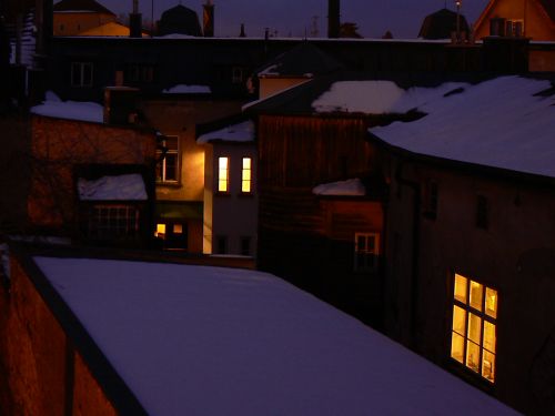 Na stnadelsk dvorky pad veern tma