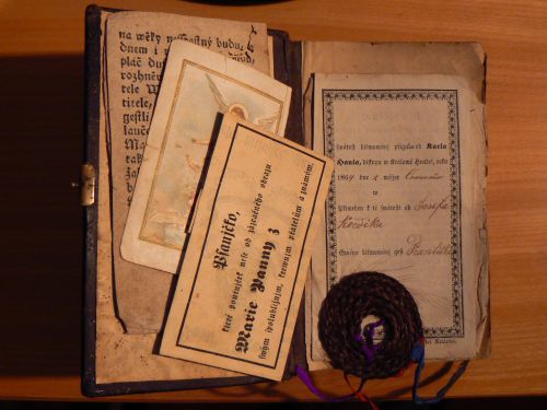 Pamtky na dvnou zbonou pan a jej dceru v historick knize modliteb.