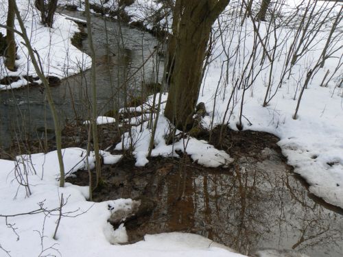 Kdy prvn tn cesty snhu zk a nad ledem se voda objev...