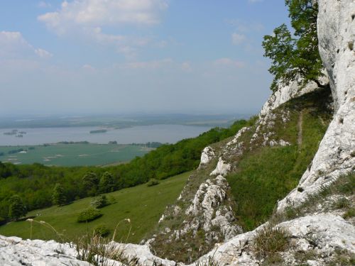 Krajina jako z film o Vinnetouovi - to jsou Pavlovsk vrchy - tady pohled ze skal Soutsky