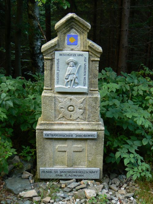 Svatojakubsk cesta vede i pes horu Hoher Bogen v Bavorsku