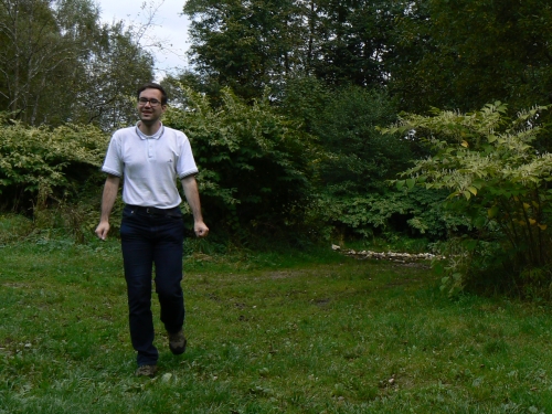 Zmaten Tom ped objektivem