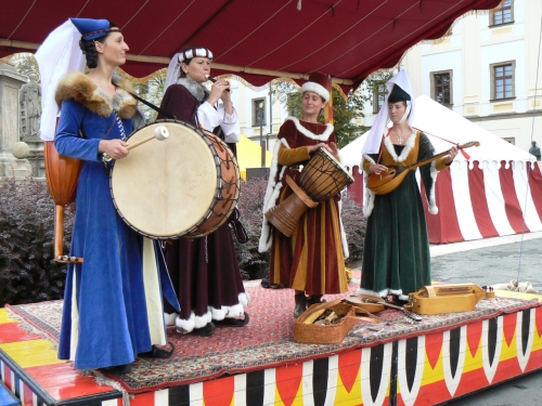 Skupina Innamorata hraje na Slavnostech krlovny Eliky 2007 s vervou a nasazenm psniku Jedna dv ti