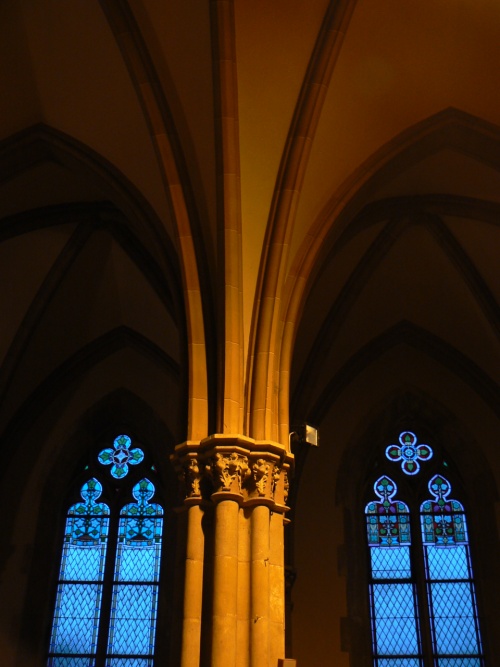 Hlavice a vitre a lomen oblouky