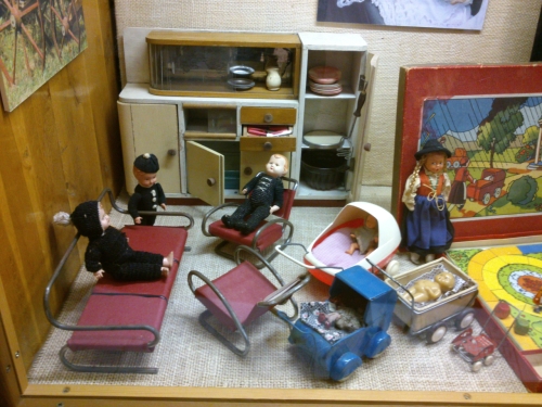 Starodvn pokojek pro panenky. Pesn takovou kredenc jsme loni rozebrali, jen byla zcela opravdov a byla to podn dina.