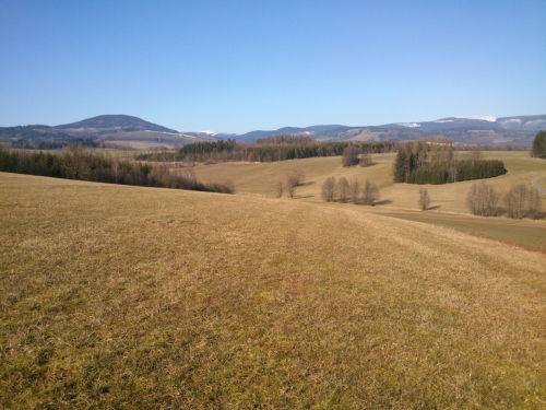 Vhled z vrcholu kopce nad Brannou na hory