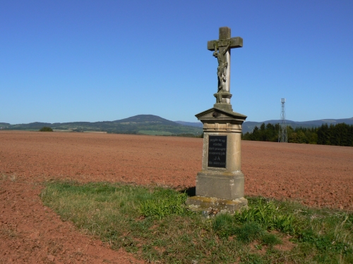 K u Pnic se zbytky zruen erven znaky