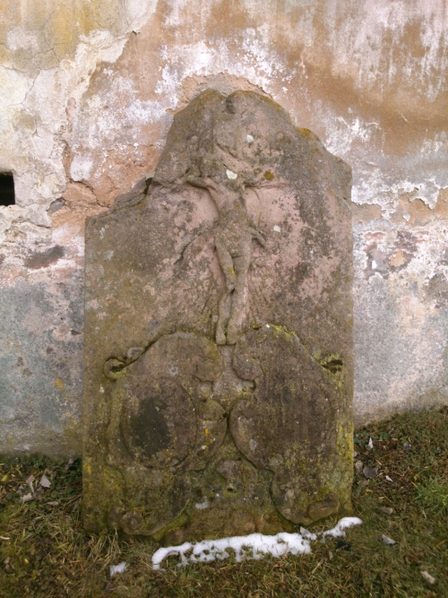 Star nhrobek u kostela