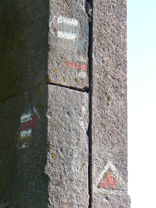 Zbytky znaek na kapli nad Klterskou Lhotou
