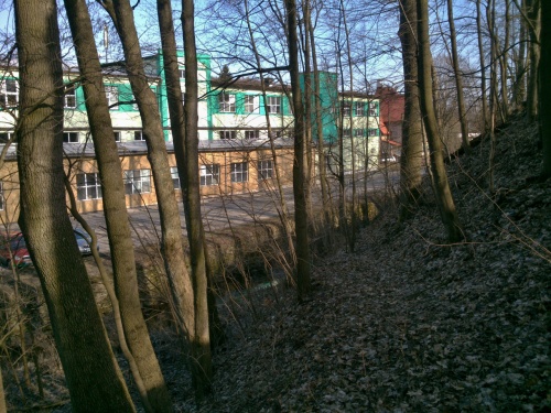 Pohled ze star cesty na podnik