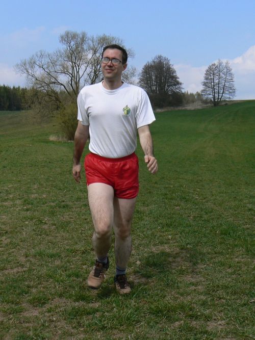 Ble triko, trenky rud, asi prvn kvten bude