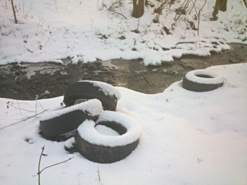 Tak, auto mme pezut. A kam s ojetmi pneumatikami? dn problm, ups s nimi do lesa.