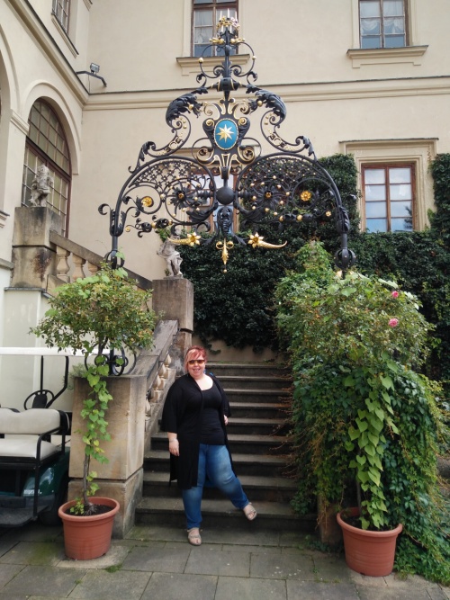 Andy na schodech zmku v astolovicch