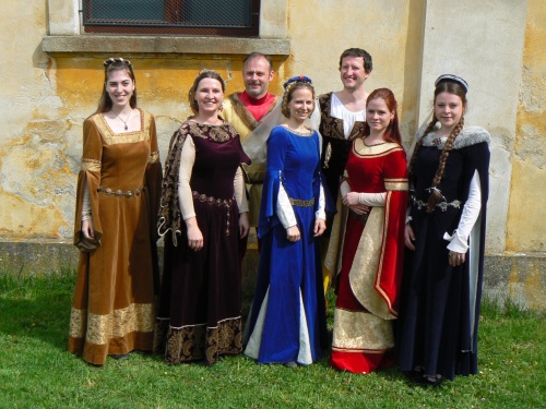 Skupina Villanella u kostelku v Ostaov