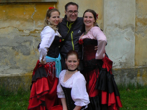 J s krasavicemi krsnmi z Villanelly