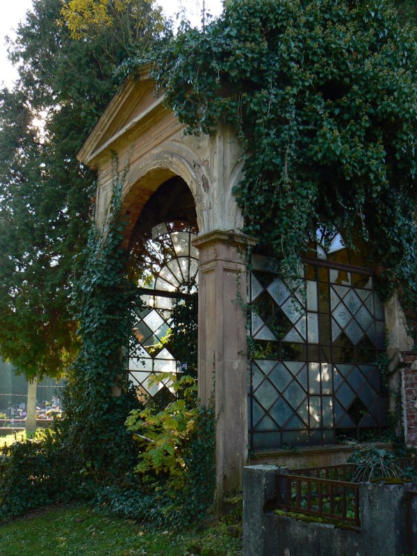 Klasicistn hrobka, zarstajc zplavou zelench list beanu